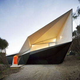 澳大利亚建筑师McBride Charles-墙壁有折纸般的面和褶皱房屋