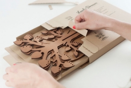 黄色纸盒珠宝树