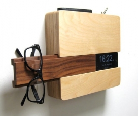 装钥匙，钱包，眼镜，闹钟的木制盒子