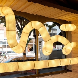 伦敦设计师Anthony Dickens蜿蜒竹和纸管模块化照明系统