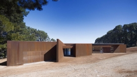 维多利亚生锈的钢墙