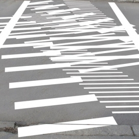 斑马线项目-塞尔维亚过路行人杂乱的黑色和白色条纹