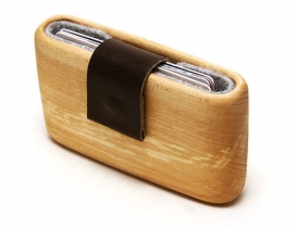 一个可爱的小口袋木材钱包