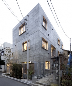 街道和内部楼梯看起来室内阳台的公寓-东京建筑师Key Operation作品