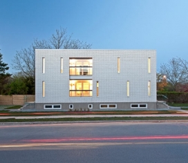 加拿大多伦多Patio House天井楼工作室-是一栋两层的家坐落在一个角落里