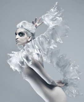 空降者-塑料泡沫和管透明时装