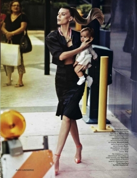 行走在纽约街头的现代超级妈妈阿列克谢人像