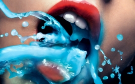 泛滥之水-高清晰女性口喷蓝色水壁纸