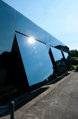 黑盒子-澳大利亚的软件设计工作室-大棚覆盖在黑色玻璃，使它看起来完全崭新的门面-Tina Tziallas建筑师作品