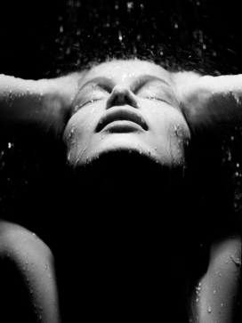 法国摄影师Dominique Issermann 人像作品-走廊上浴室的黑白人像