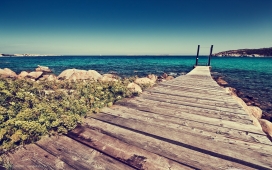 夏季码头-通往海边的木条路