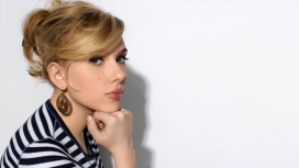 穿黑白花纹服饰的斯嘉丽-约翰森女人