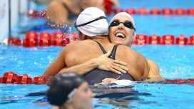 游泳池里面的激情拥抱