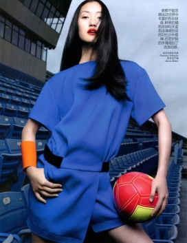 Vogue中国足球场上的时装秀