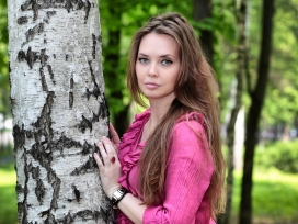 抱树的oksana malahova奥克萨娜女人