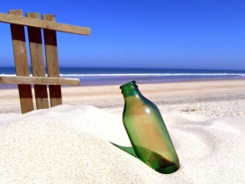 海边沙滩上的漂流瓶壁纸