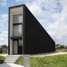 日本的三角房子-Katsutoshi Sasaki建筑师作品，一位身材高大，狭窄的入口向下倾斜的黑色房屋