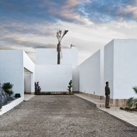 西班牙南部俯瞰大海的AA房屋-MVN建筑师作品，一个山坡上的海滨城市阿尔梅里亚
