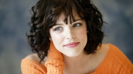 近距离的黑发美女瑞秋・麦克亚当斯壁纸