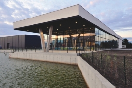 匈牙利Korda游客中心，一个展览大厅和多功能咖啡厅，壮观展厅是为了给游客一个全面了解电影制作的过程