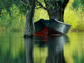 碧绿的湖水-小船
