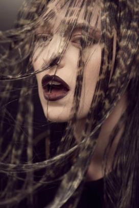 RETA2散发，反映了现实的色彩灵感来自于纹理状鳞屑，床单，软垫皮革，羊毛针织，水晶和柳树-西班牙X-presion摄影师作品