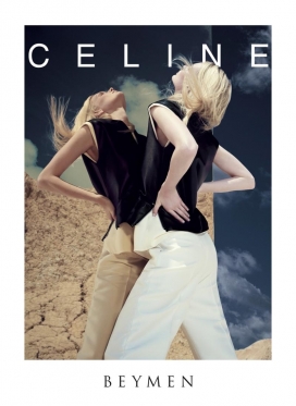 金发女郎科瑞比兰德在镜头面前欣赏自己的倒影