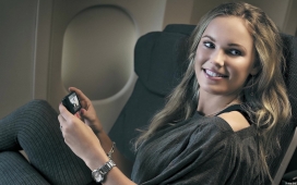 飞机上玩手机的卡罗琳近照