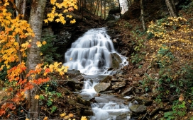 加拿大秋天的瀑布