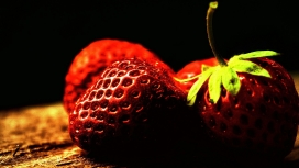 两个成熟的草莓
