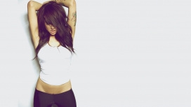 伸懒腰的纹身女