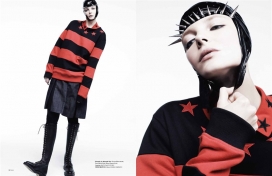 体育朋克摇滚风格-顶级模特顶级模特Eniko MIHALIK人像，大胆的条纹和大量的尖峰乳胶