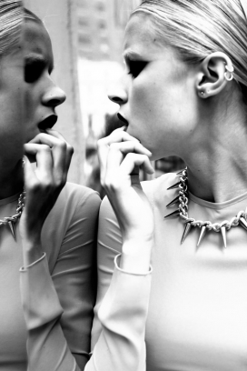 去盗贼的心灵-纽约街道上时尚人像-美丽的发型和艺术家的化妆头巾与烟熏眼