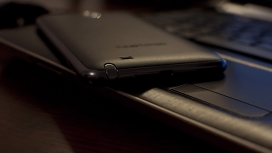 笔记本电脑上的三星samsung-galaxy-note-n7000手机