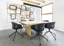 萨帕塔埃雷拉律师办公室设计-西班牙Masquespacio室内设计师作品，改造一个破旧的瓦伦西亚艺术画廊，墙壁上具有集群的空相框