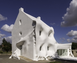 “幽灵”雪屋-法国艺术家Christophe Berdaguer建筑师作品，聚苯乙烯油漆白的房子，像被融化的雪