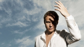 一手遮阳-阿明范・布伦男士壁纸