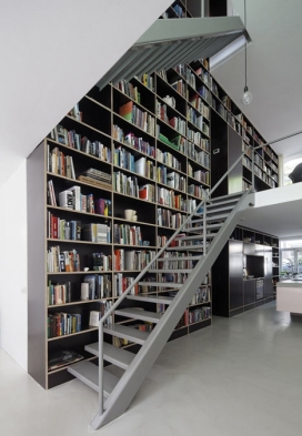 垂直阁楼书架-荷兰建筑师Shift作品，联排别墅移位墙壁拆出来，取而代之的是一座三层高的书架