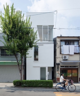 一个上层扭曲含空白色盒子的楼房建筑-日本Kenji建筑师作品