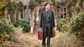 手拿复古行李箱的丹尼尔・拉德克利夫