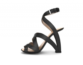 “偷”来的鞋-吉尔吉斯斯坦比什凯克Iskender Asanaliev鞋设计师作品，永恒的线，包装周围的脚