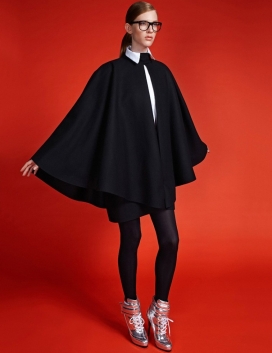 伊迪丝-不同风格的简约外套，通过不同的形状和颜色，简洁的线条来表现