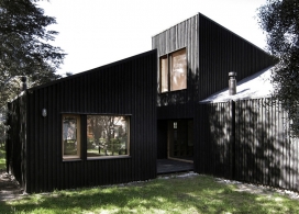 漆成黑色的柏树三木房子-阿根廷Estudio BaBO建筑师作品