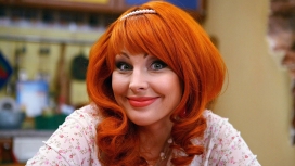 快乐的金色红发女郎壁纸