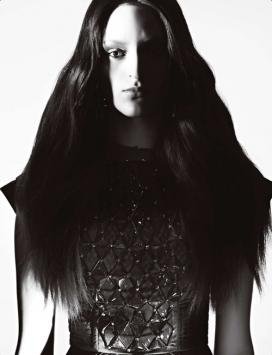 曝光强烈的现代部落女神