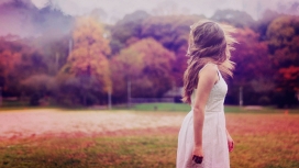 秋天的颜色-转身回头的女人