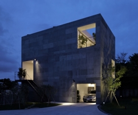 日本建筑机构no.555作品-各种颜色的夹板混凝土外墙建筑