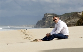 戴墨镜在海滩晒太阳的007邦德主演丹尼尔・克雷格男星壁纸