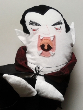 优雅的布娃娃旅行枕-波兰Magda Bielecka玩具设计师作品