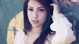 美丽黑发女孩壁纸